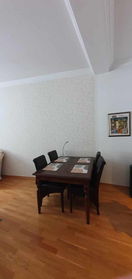 Cozy Apartment On The Town Hall Square Tallinn Bagian luar foto
